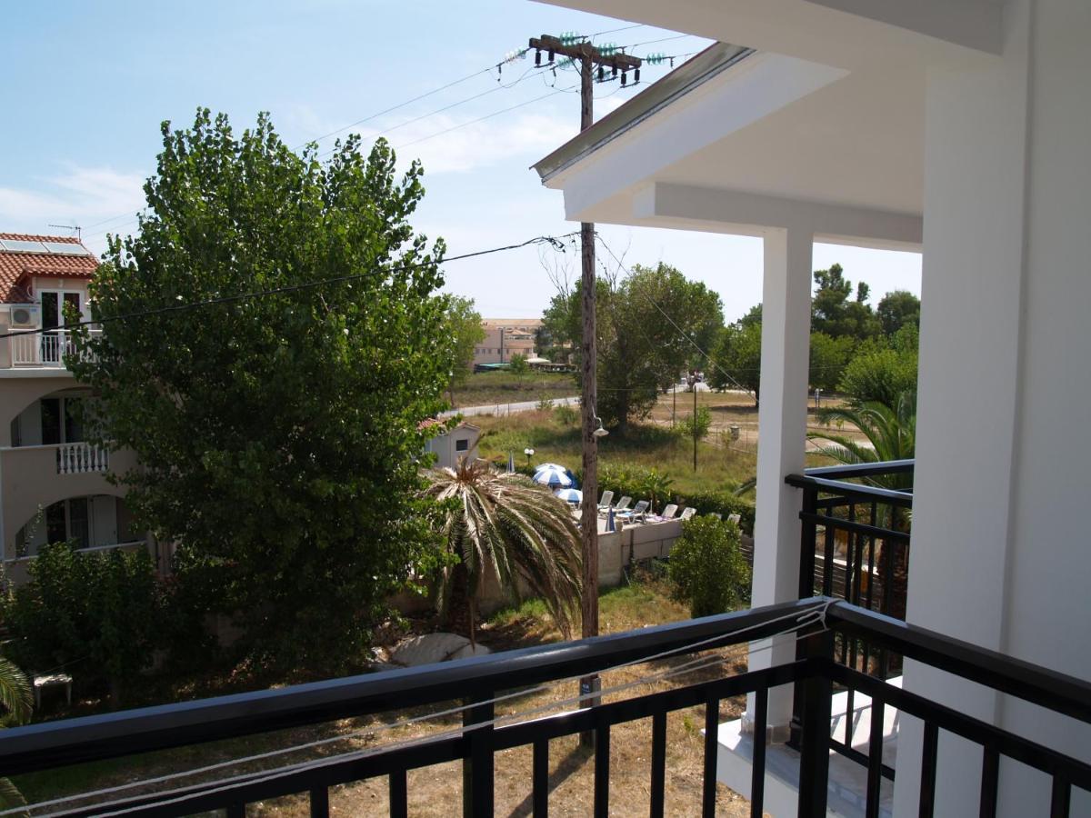 Clad Studios Laganas Luaran gambar